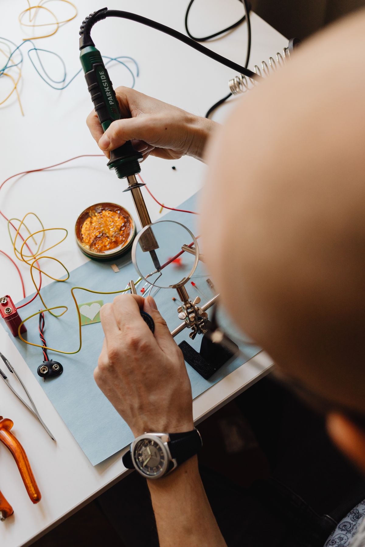 Técnico trabalhando em uma placa eletrônica