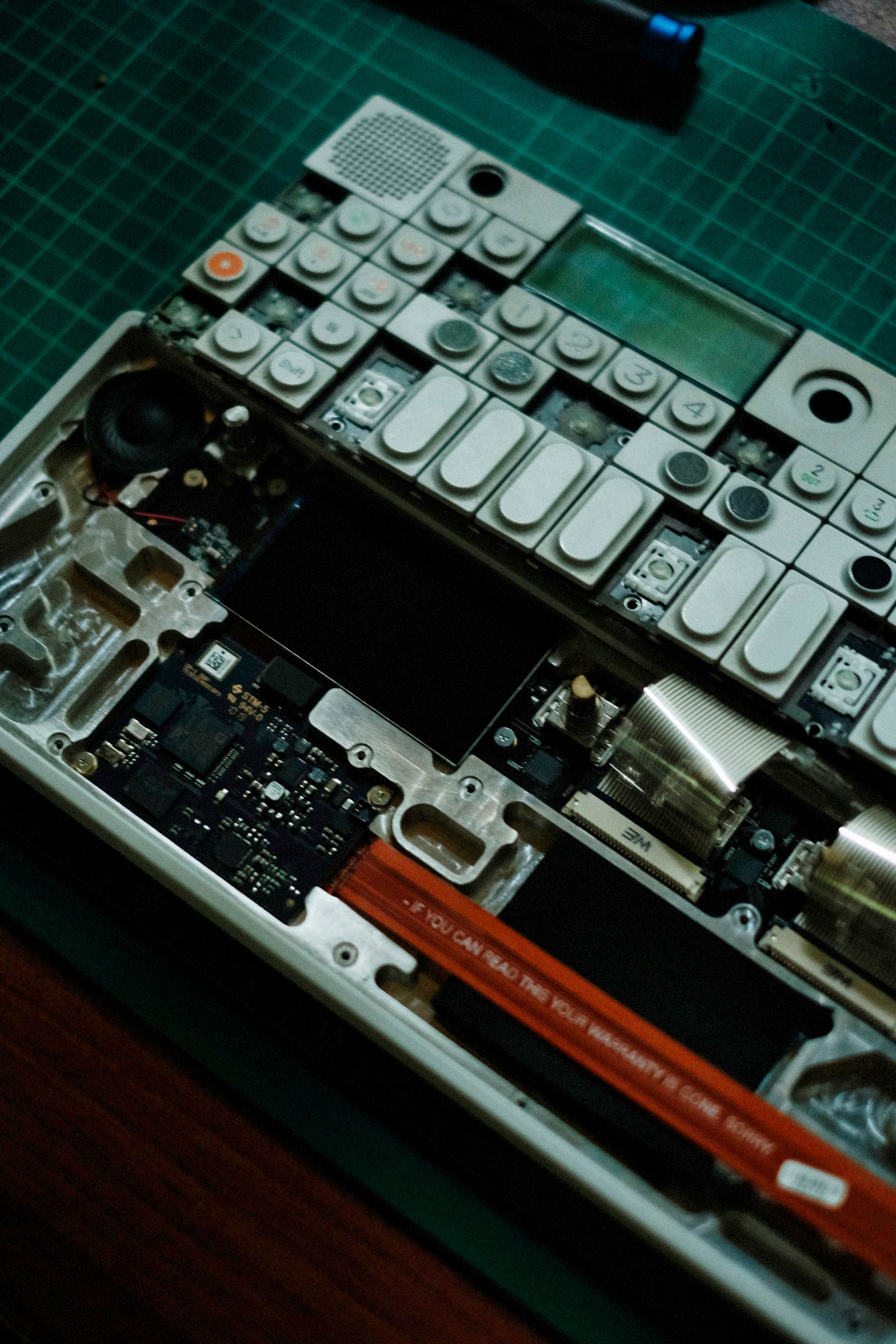 Placa eletrônica com componentes vista em detalhe